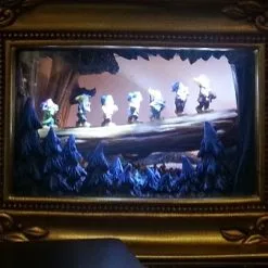 Disney Gallery Of Light - Snow White's Seven Dwarfs - Going Home