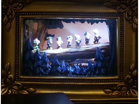 Disney Gallery Of Light - Snow White's Seven Dwarfs - Going Home 3 Disney Gallery Of Light - Snow White's Seven Dwarfs - Going Home